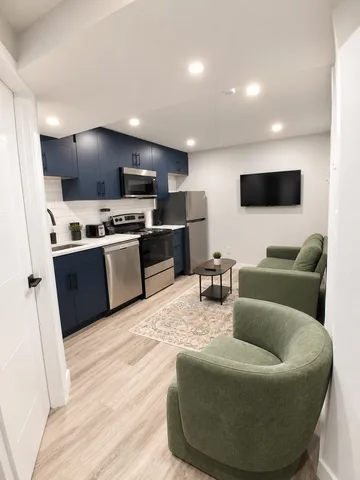 Vine Luxe | Modern Furnished Suite Near Hospitals & Airport